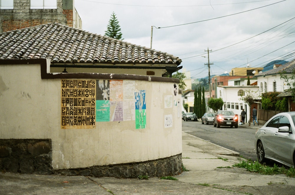 Edificio de hormigón blanco y marrón