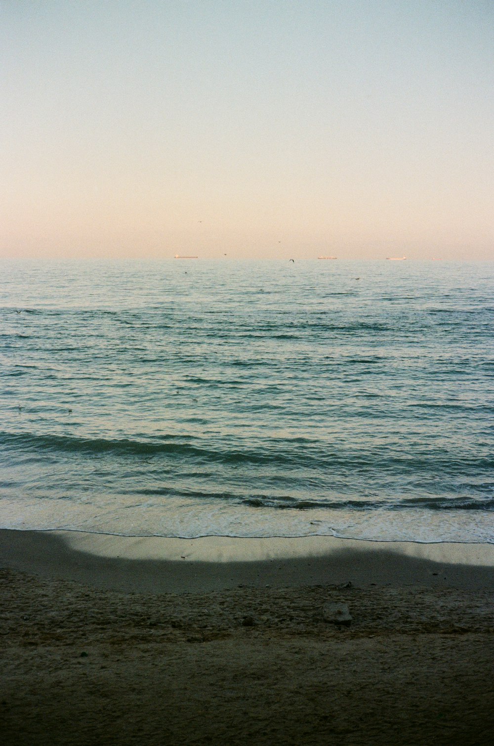 sea waves crashing on shore during daytime