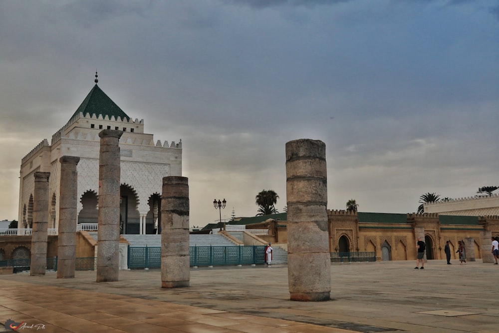 Bâtiment en béton brun sous ciel gris