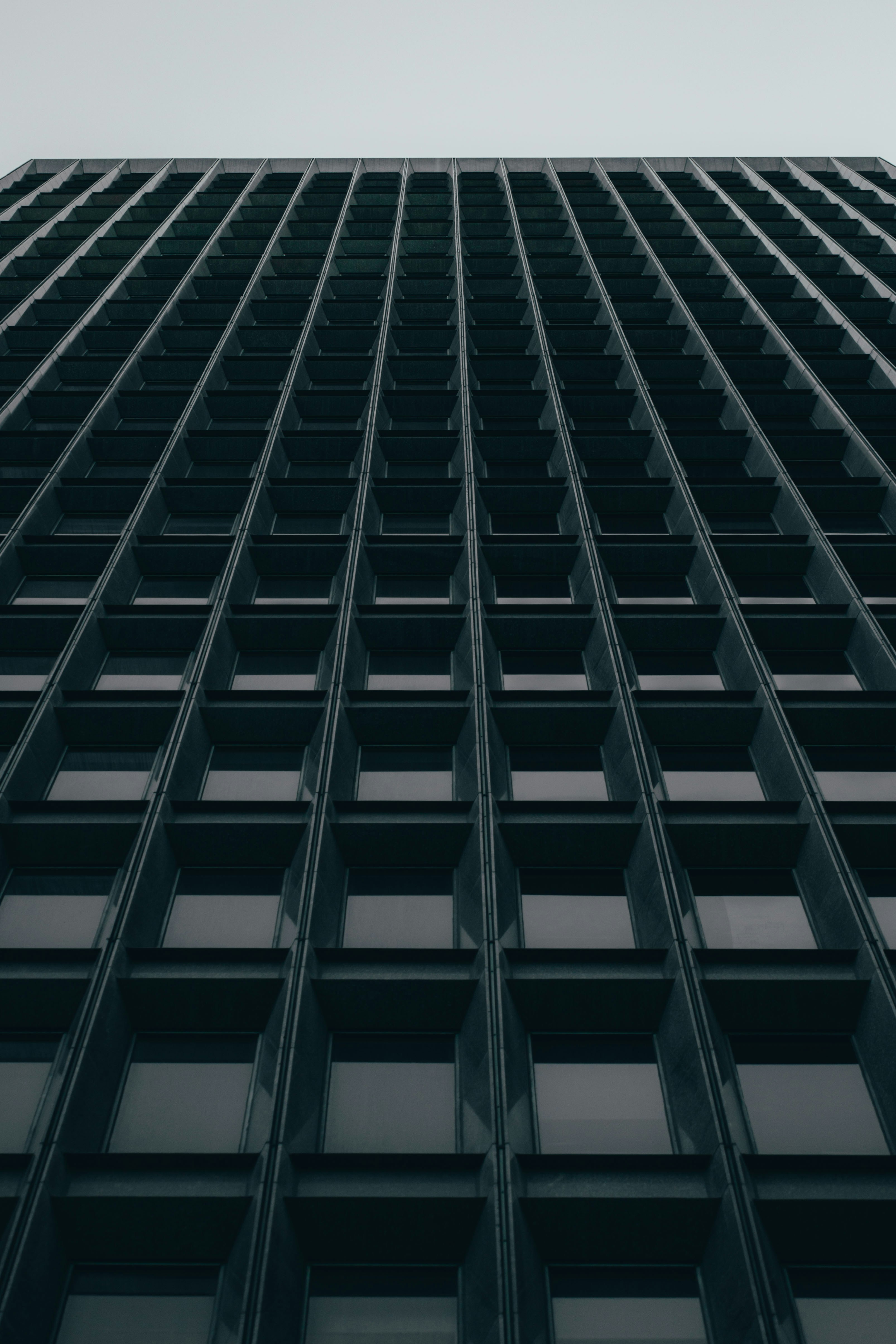 黒と白のコンクリートの建物