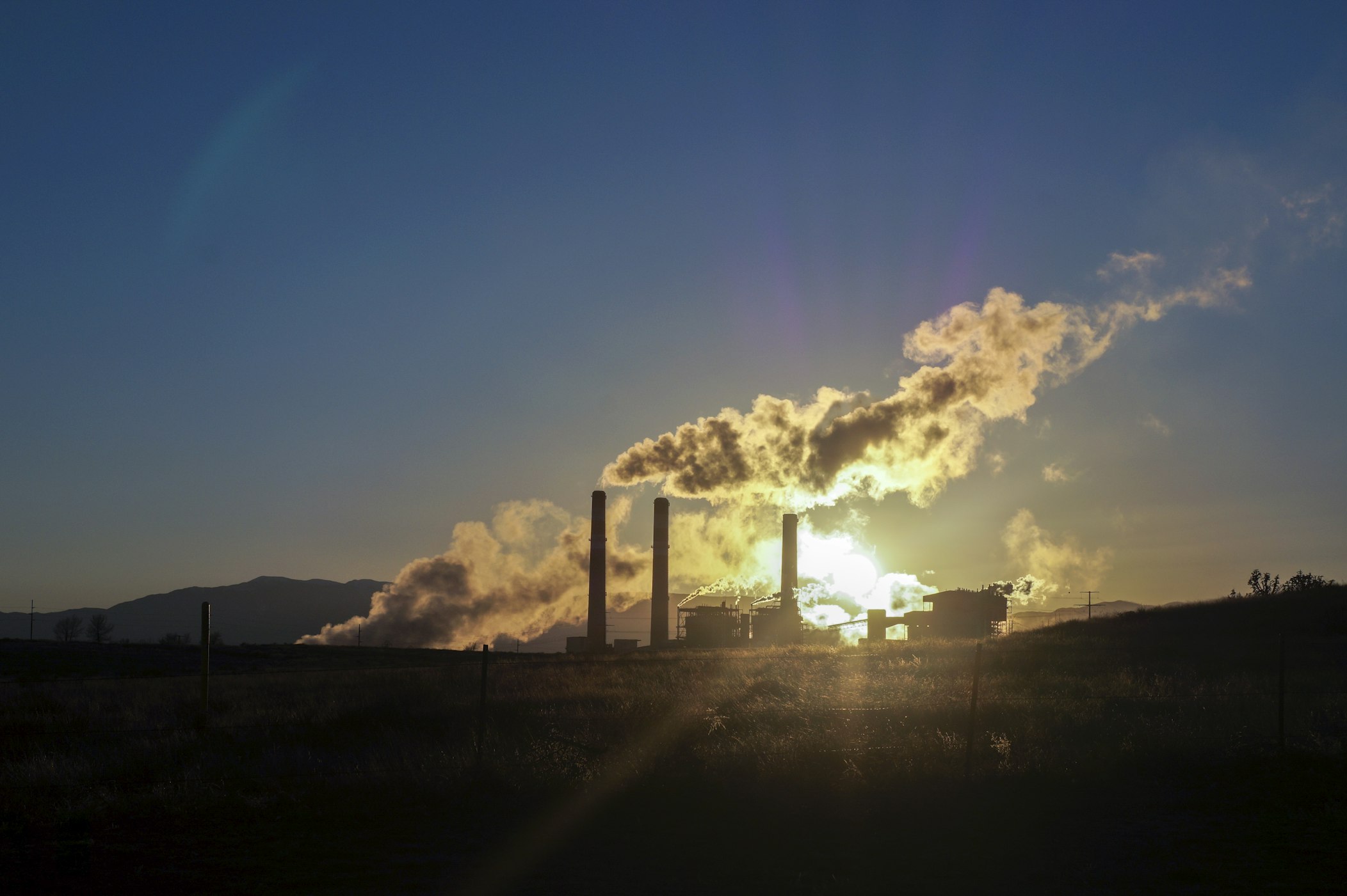 A factory puffing out smoke (Brendan O'Donnell via Unsplash)