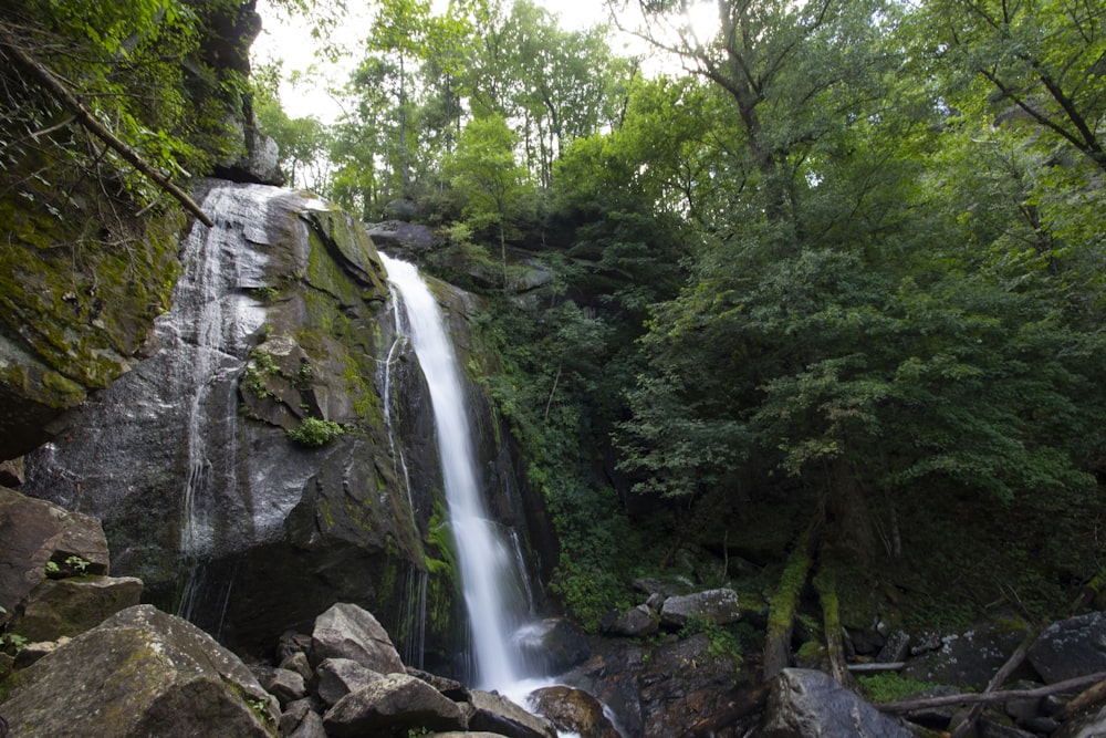 Wasserfälle zwischen grauen felsigen Bergen tagsüber