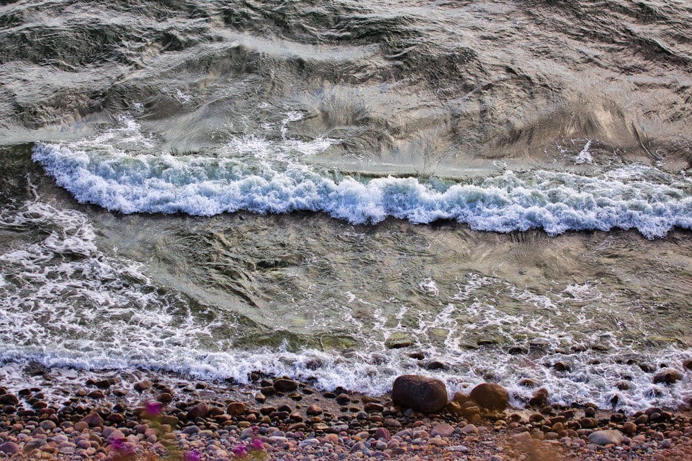 ocean waves crashing on rocks during daytime