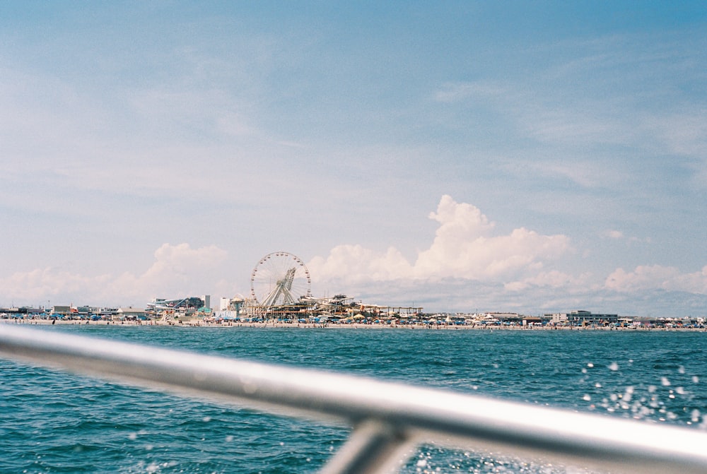 Grande roue blanche près d’un plan d’eau pendant la journée