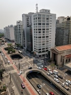 IMAGEM RUAS, EDIFÍCIOS, PEDRESTRE EM  UMA AVENIDA DA CIDADE DE SÃO PAULO