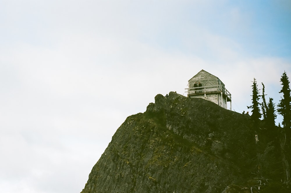 Edifício de concreto branco no topo da montanha