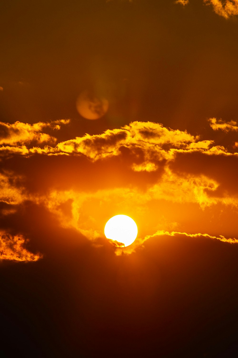 Sol cubierto por nubes durante la puesta de sol