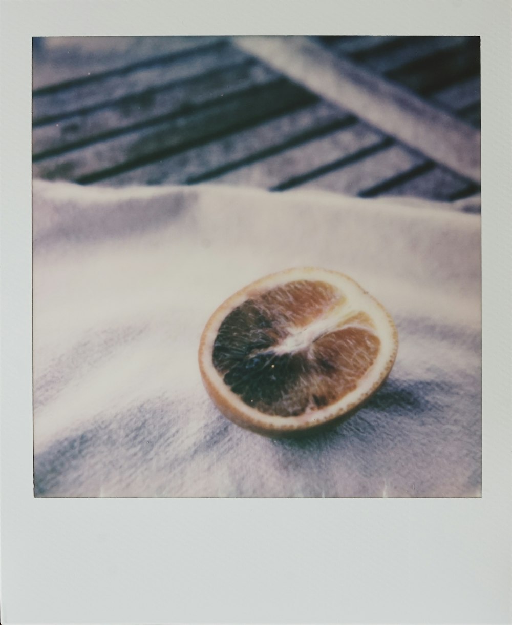 limone a fette su tessuto bianco