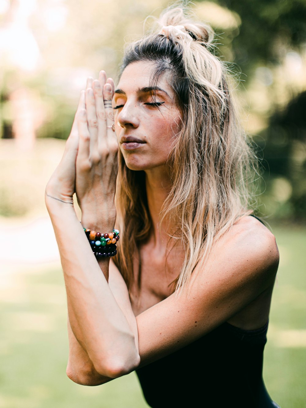 femme en débardeur noir portant une bague en argent