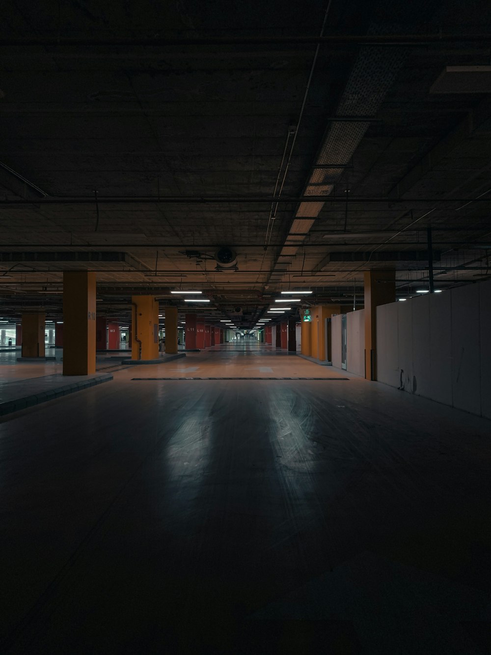 couloir vide avec des lumières allumées au milieu