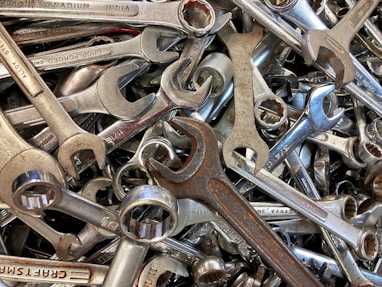 a pile of wrenches sitting next to each other