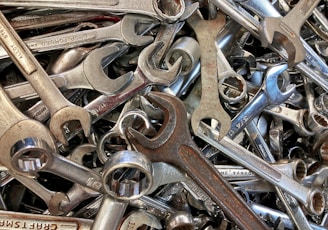 a pile of wrenches sitting next to each other