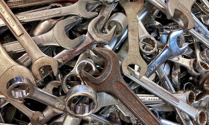 a pile of wrenches sitting next to each other