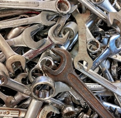 a pile of wrenches sitting next to each other