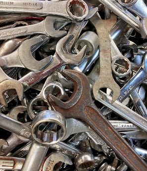 a pile of wrenches sitting next to each other