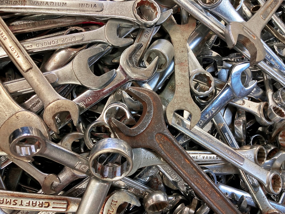 a pile of wrenches sitting next to each other