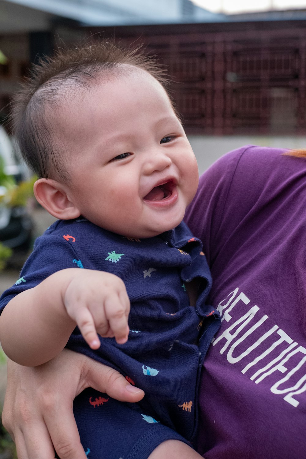 Chica sonriente con camiseta de cuello redondo púrpura y blanco
