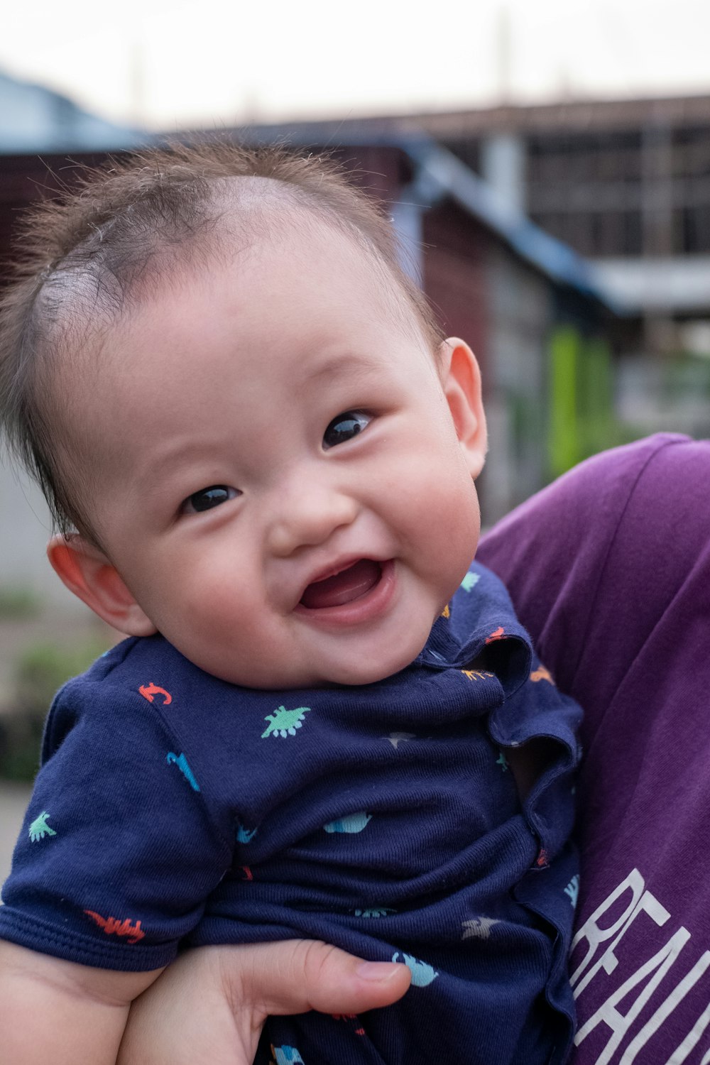 menina no suéter roxo sorrindo