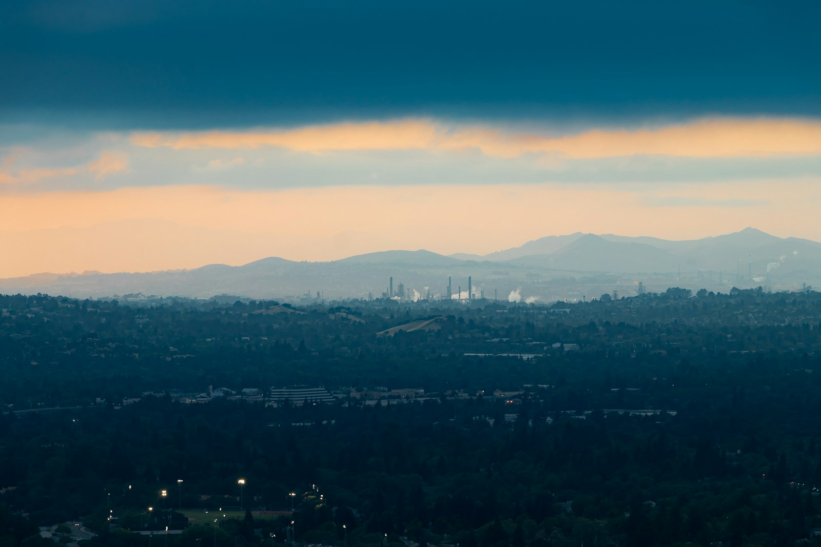 Canon EOS 800D (EOS Rebel T7i / EOS Kiss X9i) + Canon EF-S 18-135mm F3.5-5.6 IS USM sample photo. City skyline under blue photography