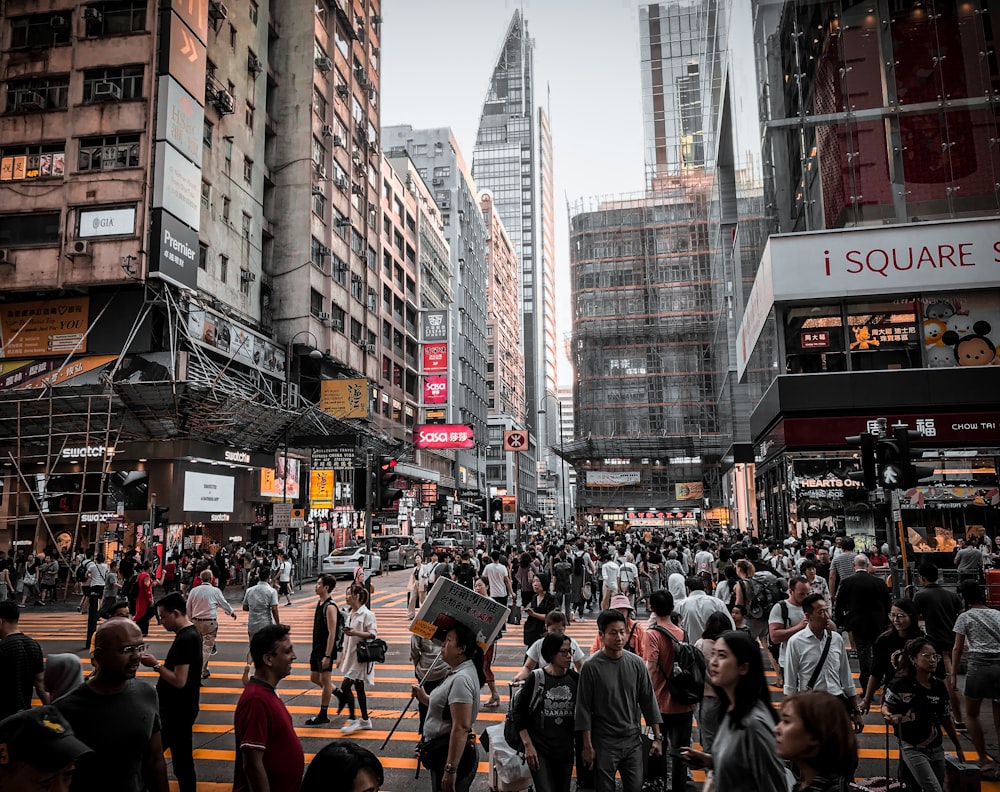 persone che camminano per strada durante il giorno