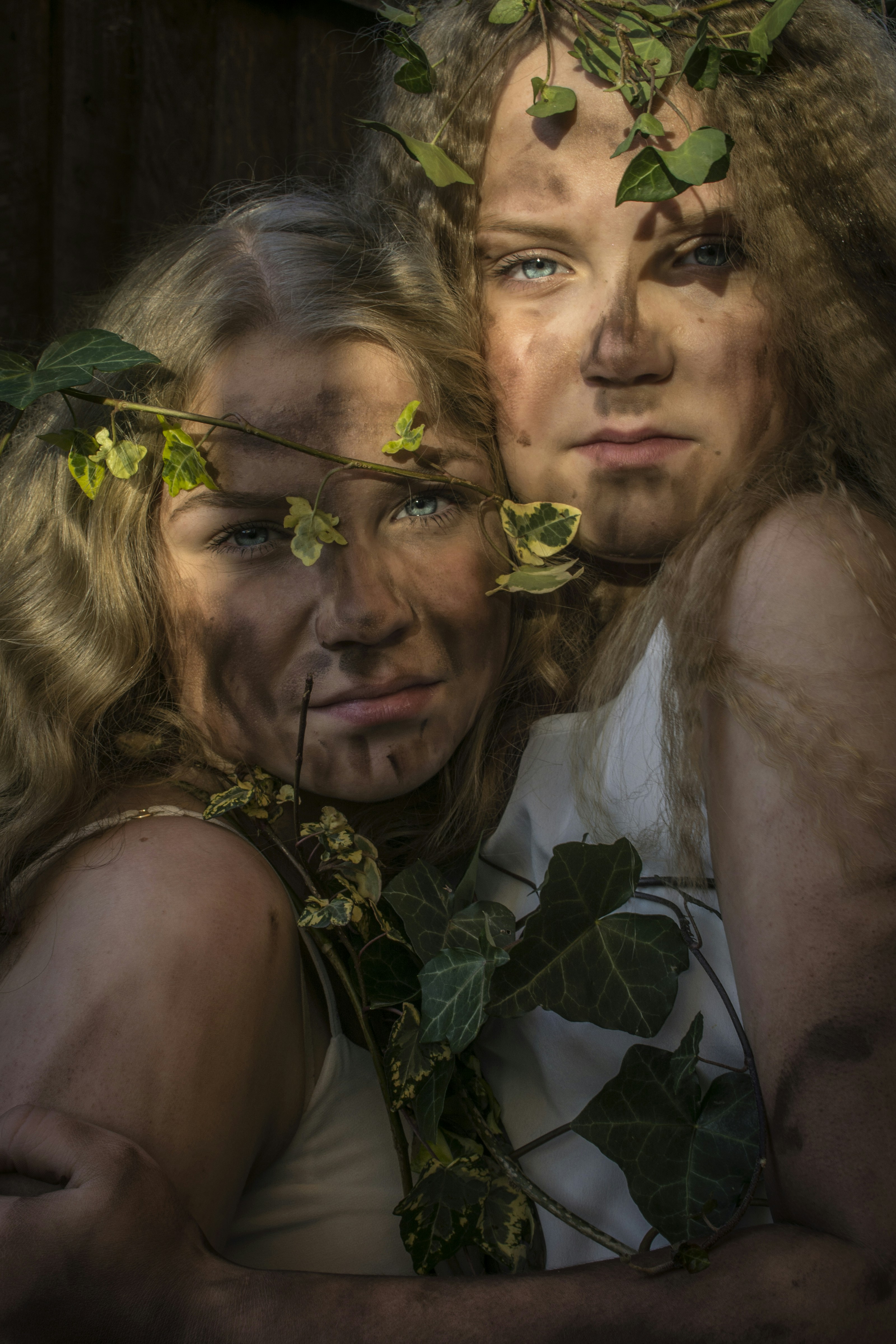 femme en débardeur blanc à côté de femme en débardeur blanc