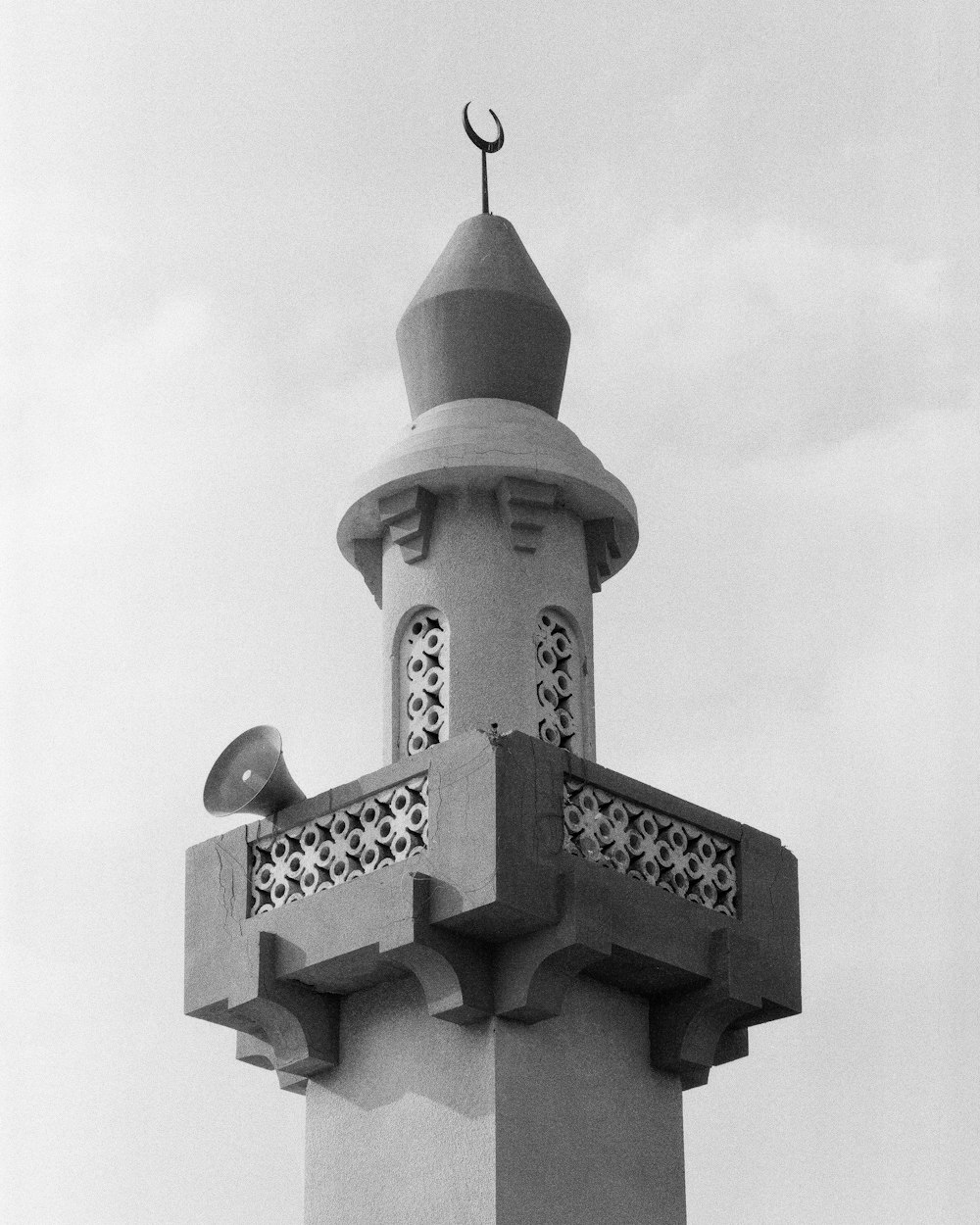 Photo en niveaux de gris d’un bâtiment en béton