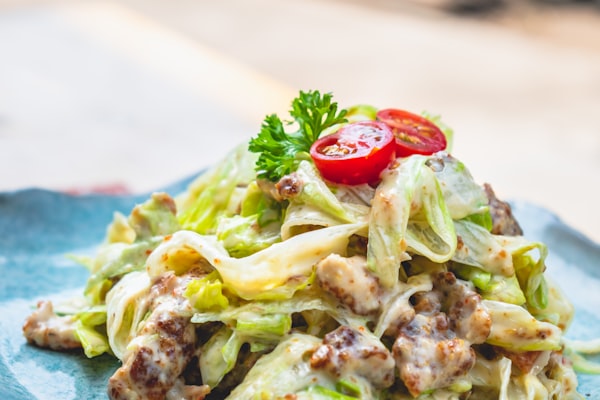 Volkoren pastasalade met doorbakken kip — receptfoto