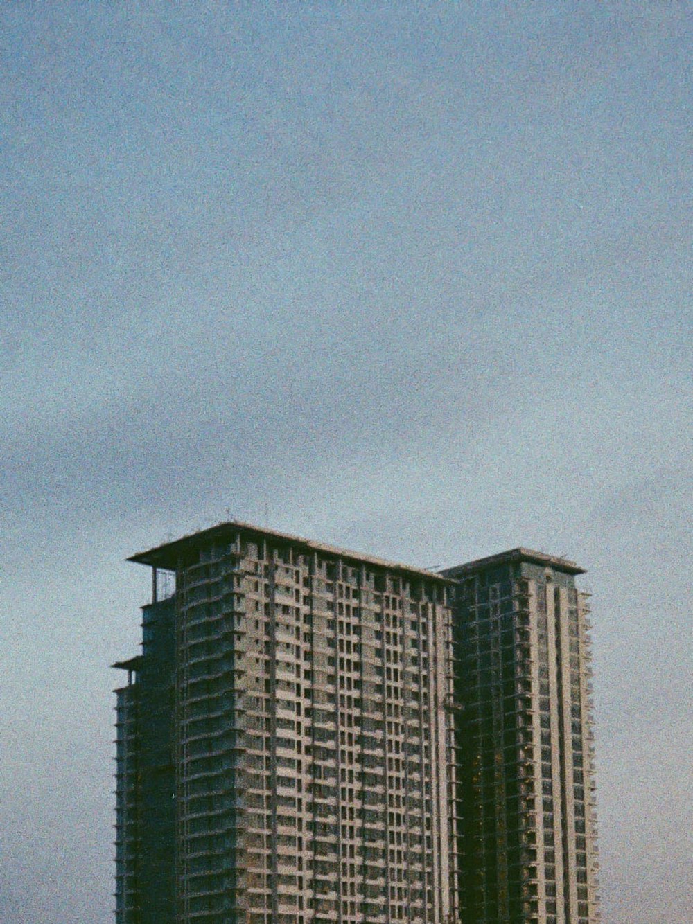 Weißes und braunes Betongebäude tagsüber unter weißem Himmel