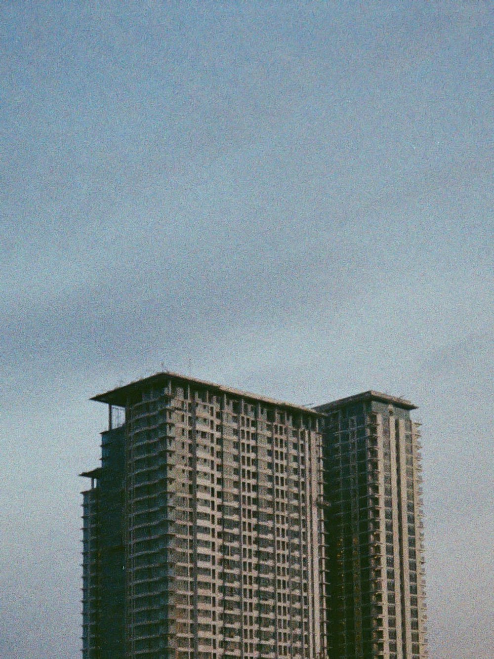 edifício de concreto branco e marrom sob o céu branco durante o dia
