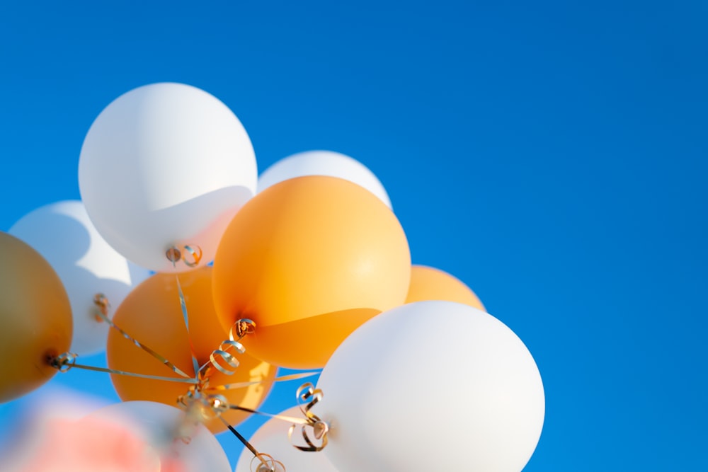 globos blancos, azules y amarillos