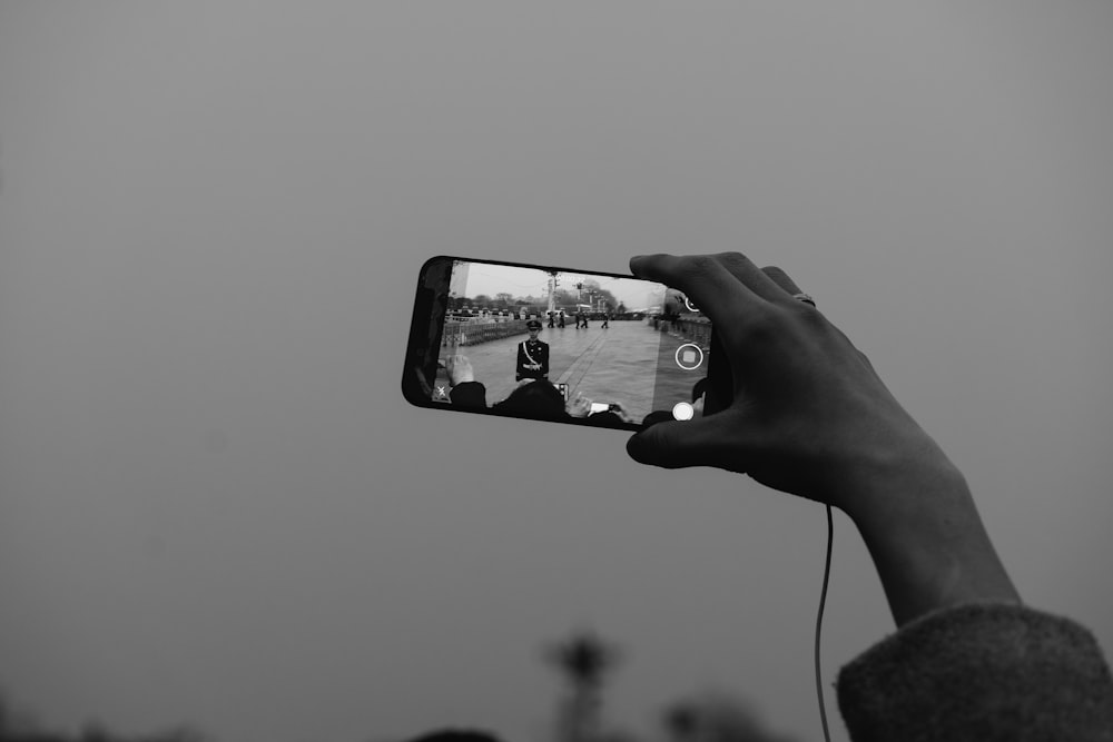 Foto en escala de grises de una persona sosteniendo el iPhone 6