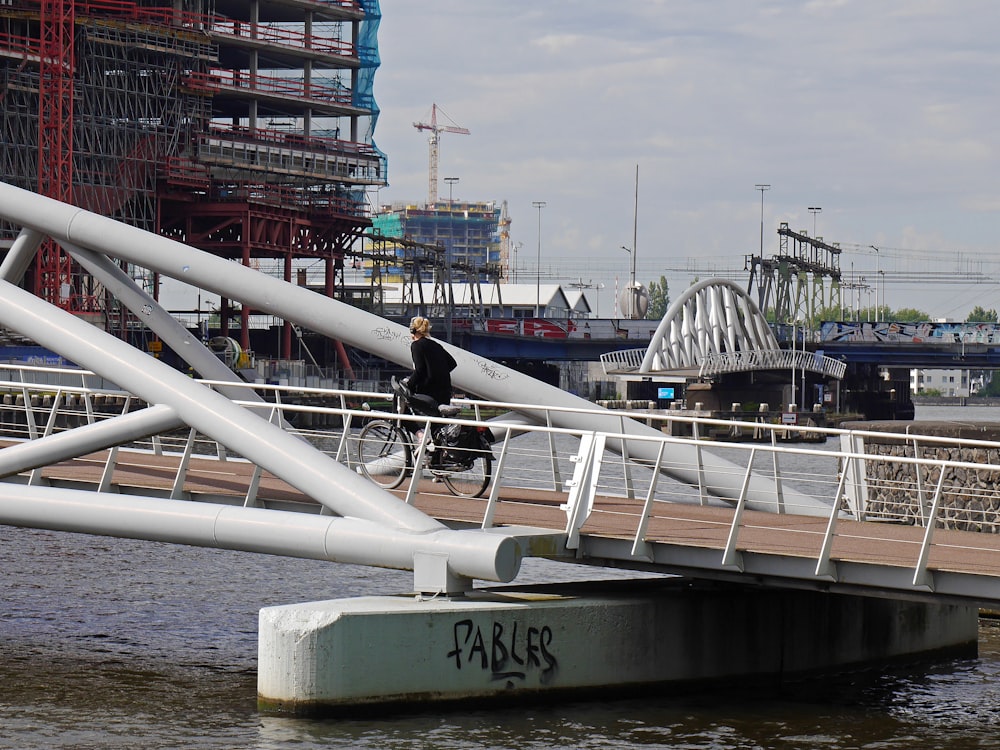 Barco blanco en el cuerpo de agua cerca de los edificios de la ciudad durante el día