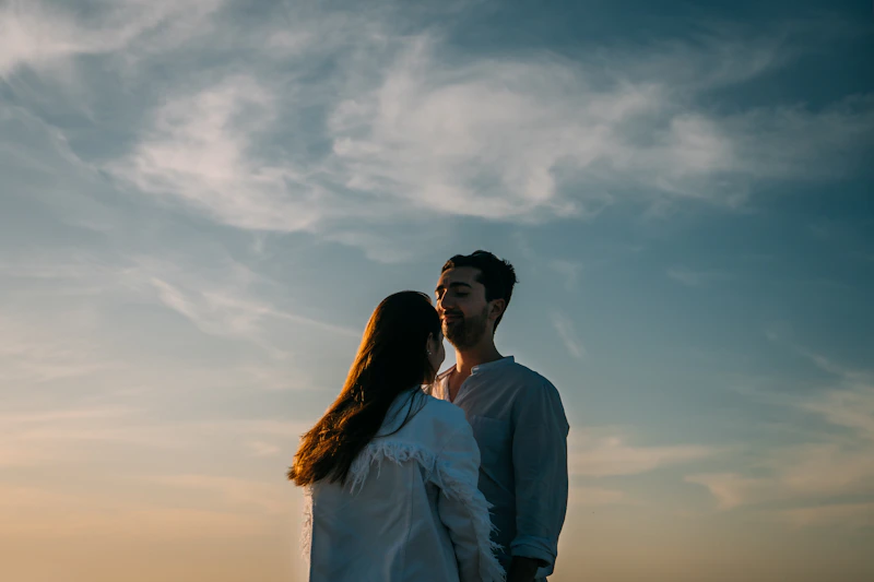 hombre y mujer con camisas blancas