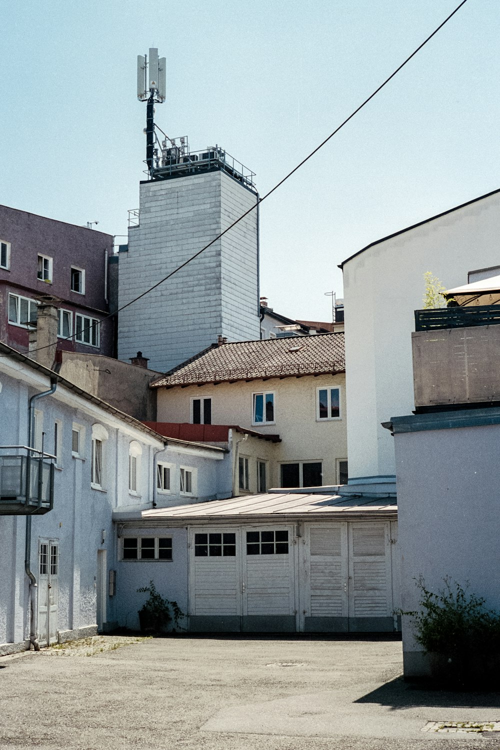 Weißes und braunes Betonhaus unter blauem Himmel tagsüber