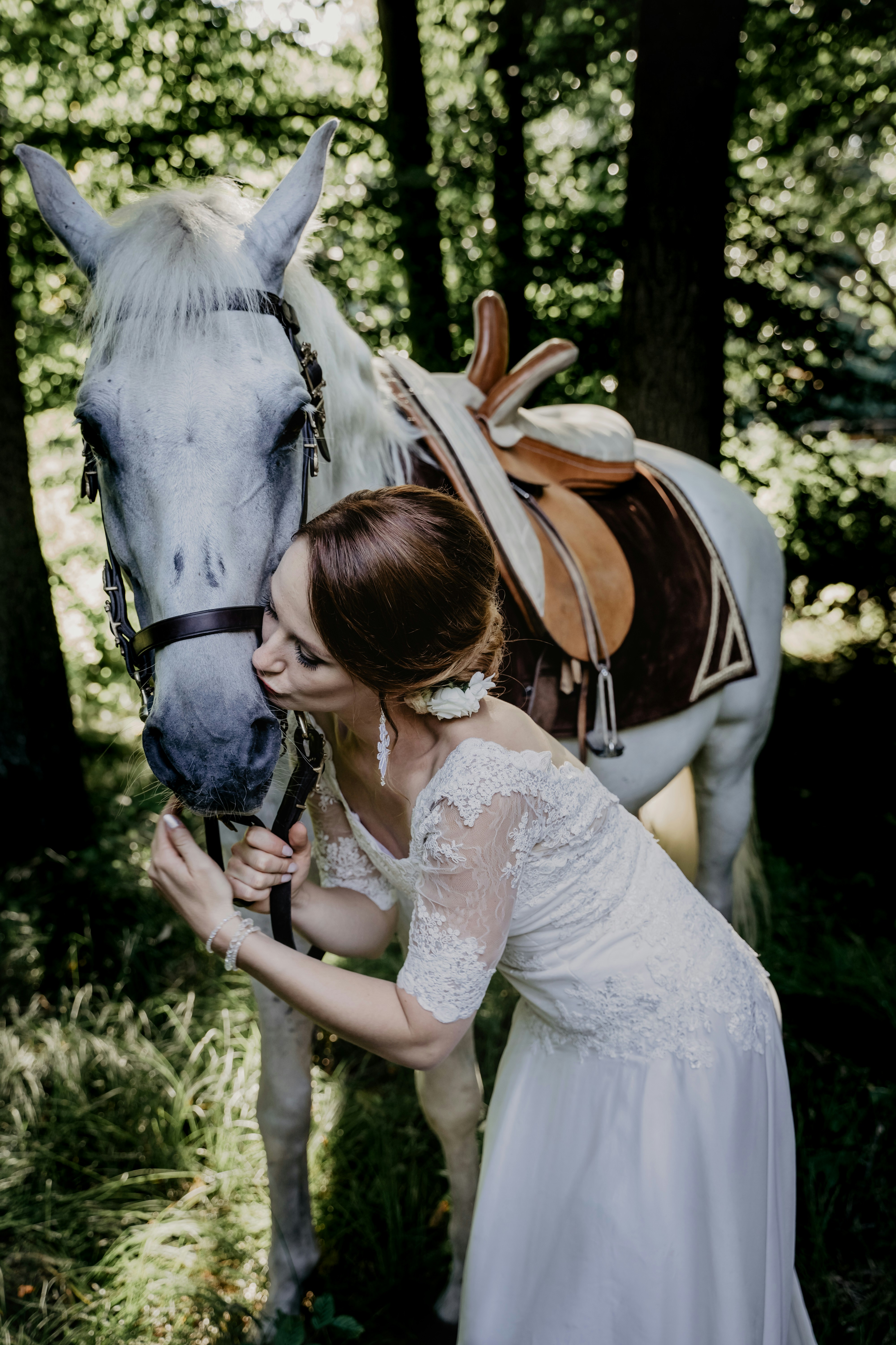 Femme en robe blanche chevauchant un cheval brun photo – Image gratuite ...