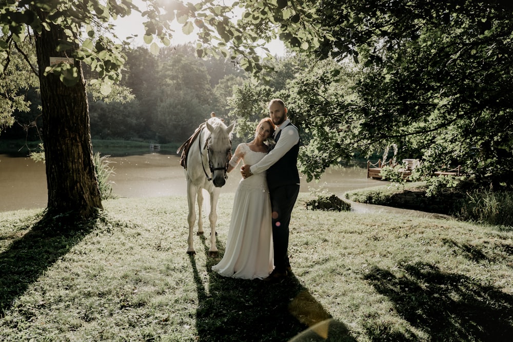 Mann und Frau küssen sich tagsüber auf grünem Rasen