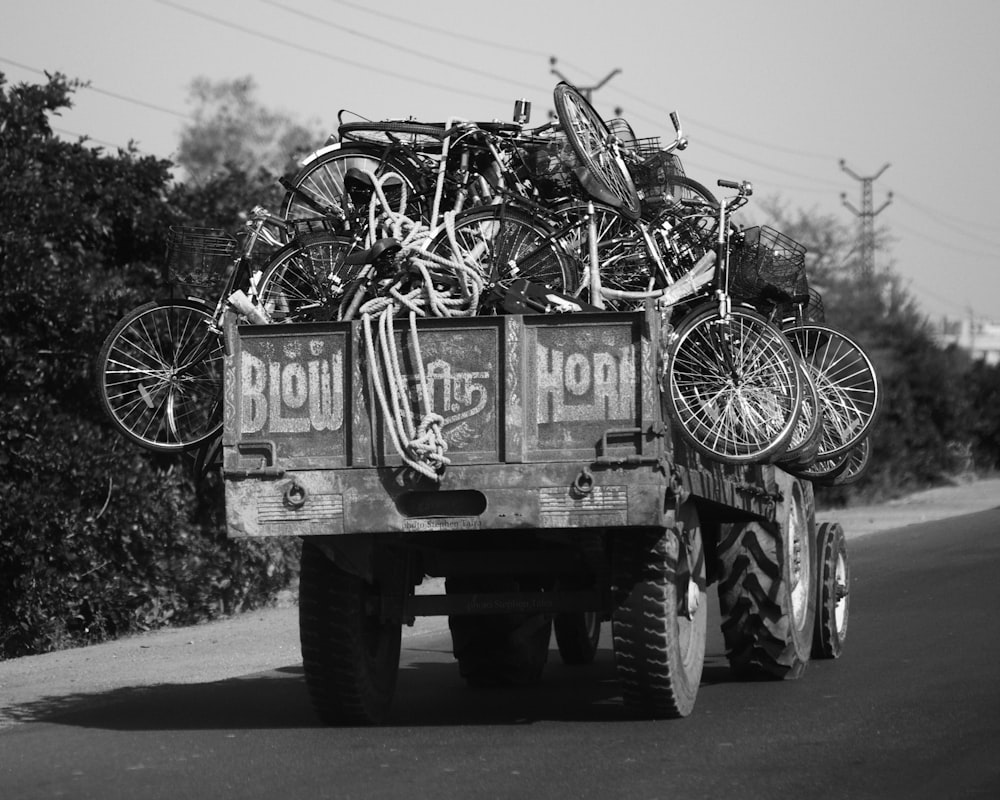 Foto en escala de grises de un coche antiguo