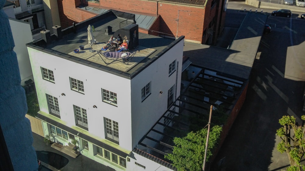 Edificio de hormigón blanco y marrón