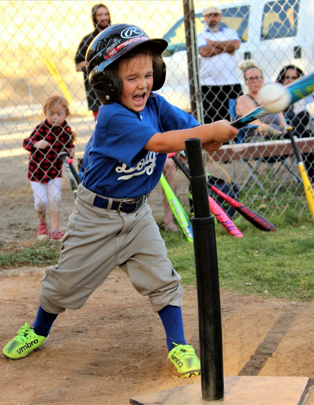 Garçon en maillot de baseball bleu et blanc et pantalon marron debout sur  un champ marron pendant photo – Photo Base-ball Gratuite sur Unsplash