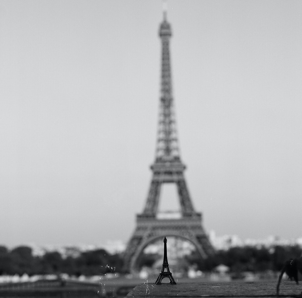 Photo en niveaux de gris de la Tour Eiffel