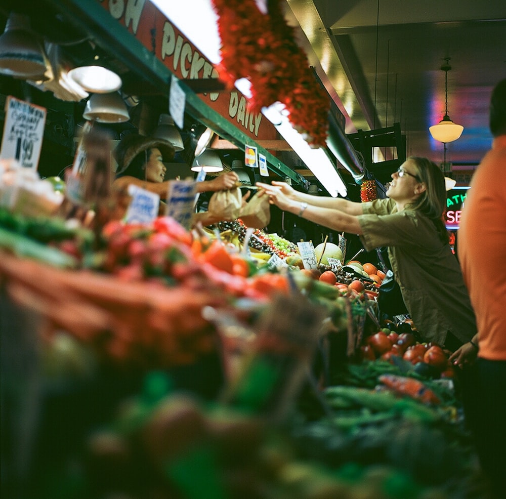 Gente en el mercado durante el día