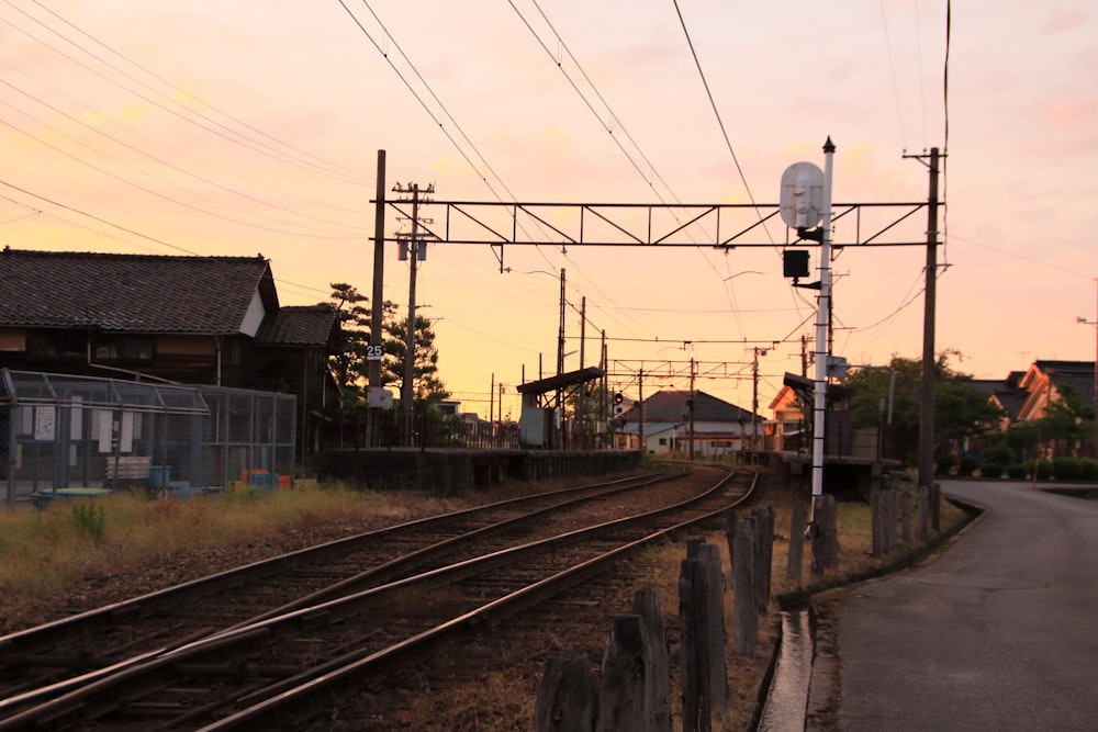 Rail de train près des maisons pendant la journée