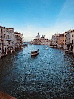 barcos sobre Grand Canal de Veneza