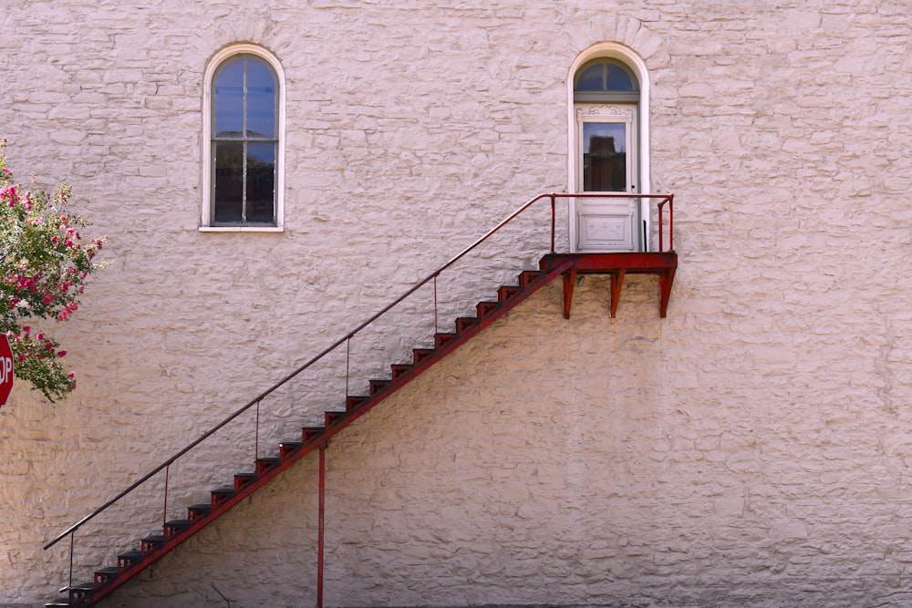 Escalier rouge et brun près de la fenêtre