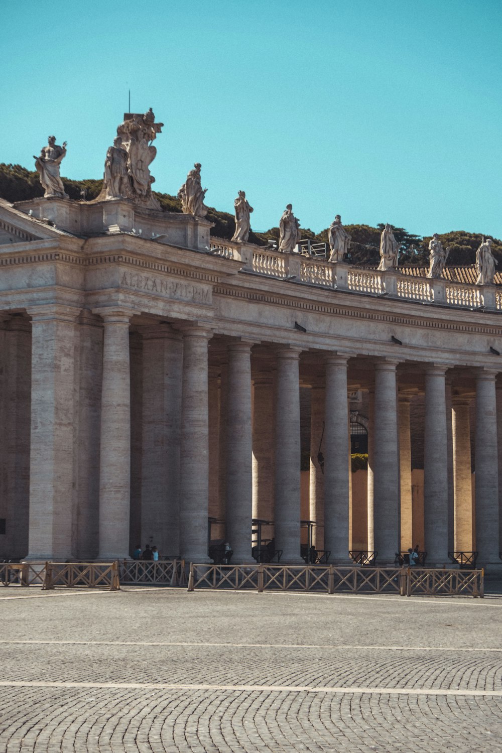 Menschen, die tagsüber auf einem grauen Betongebäude spazieren gehen