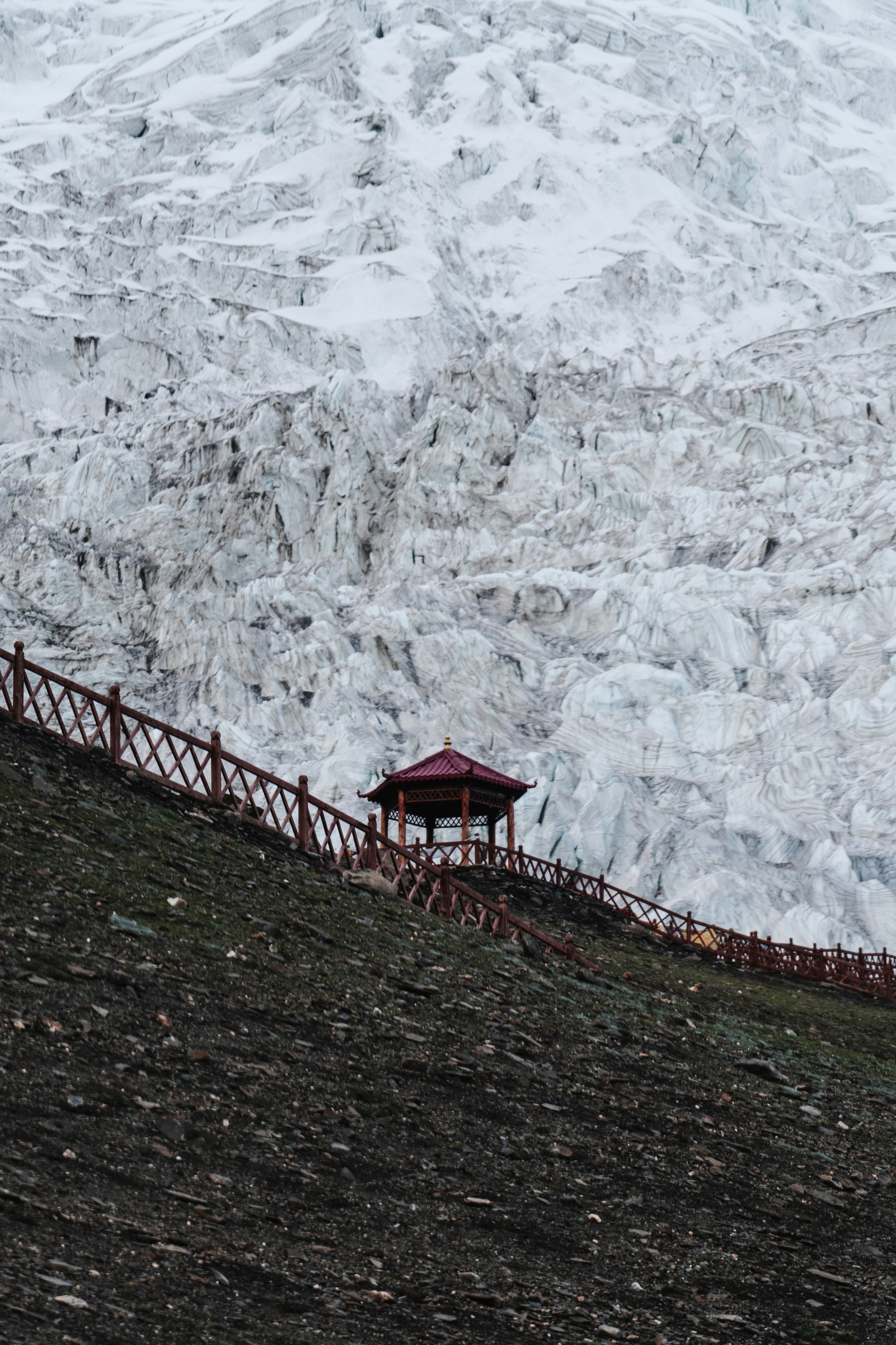 Puente de madera marrón en la montaña cubierto de nieve