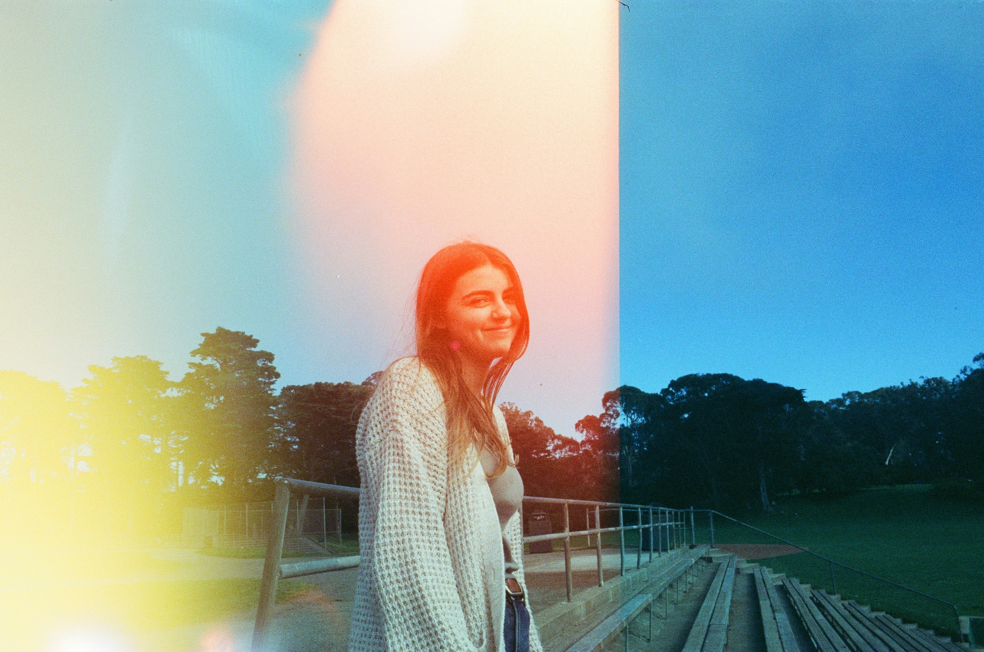 Frau in weiß und schwarz kariertem Hemd tagsüber auf grauem Betonboden stehend