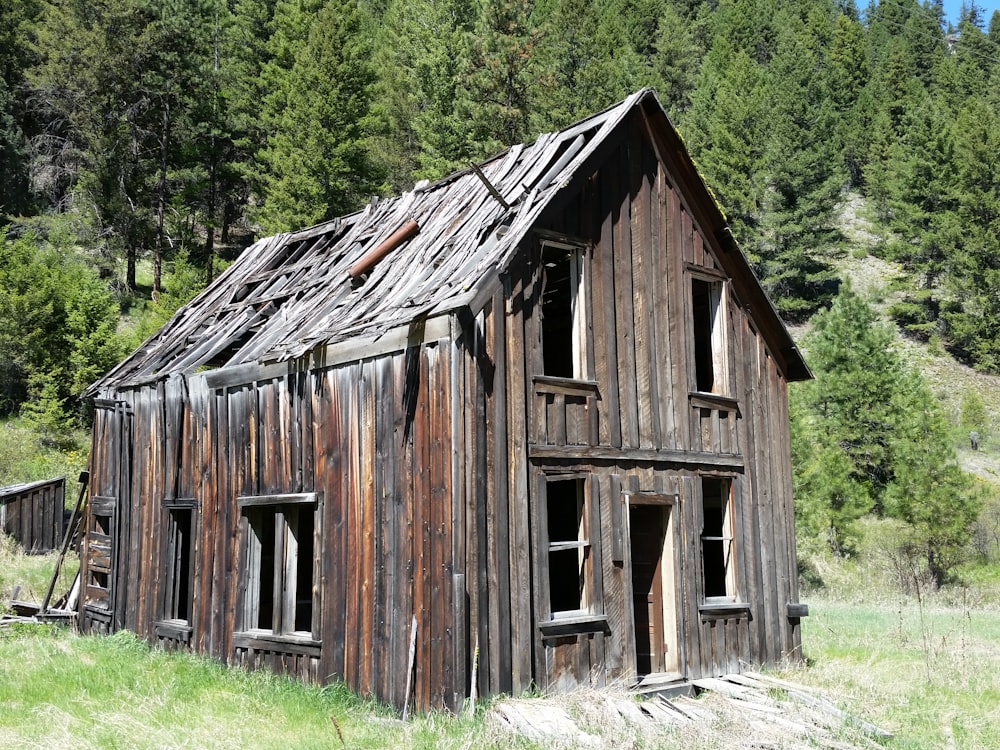 brown wooden house surrounded by green trees during daytime