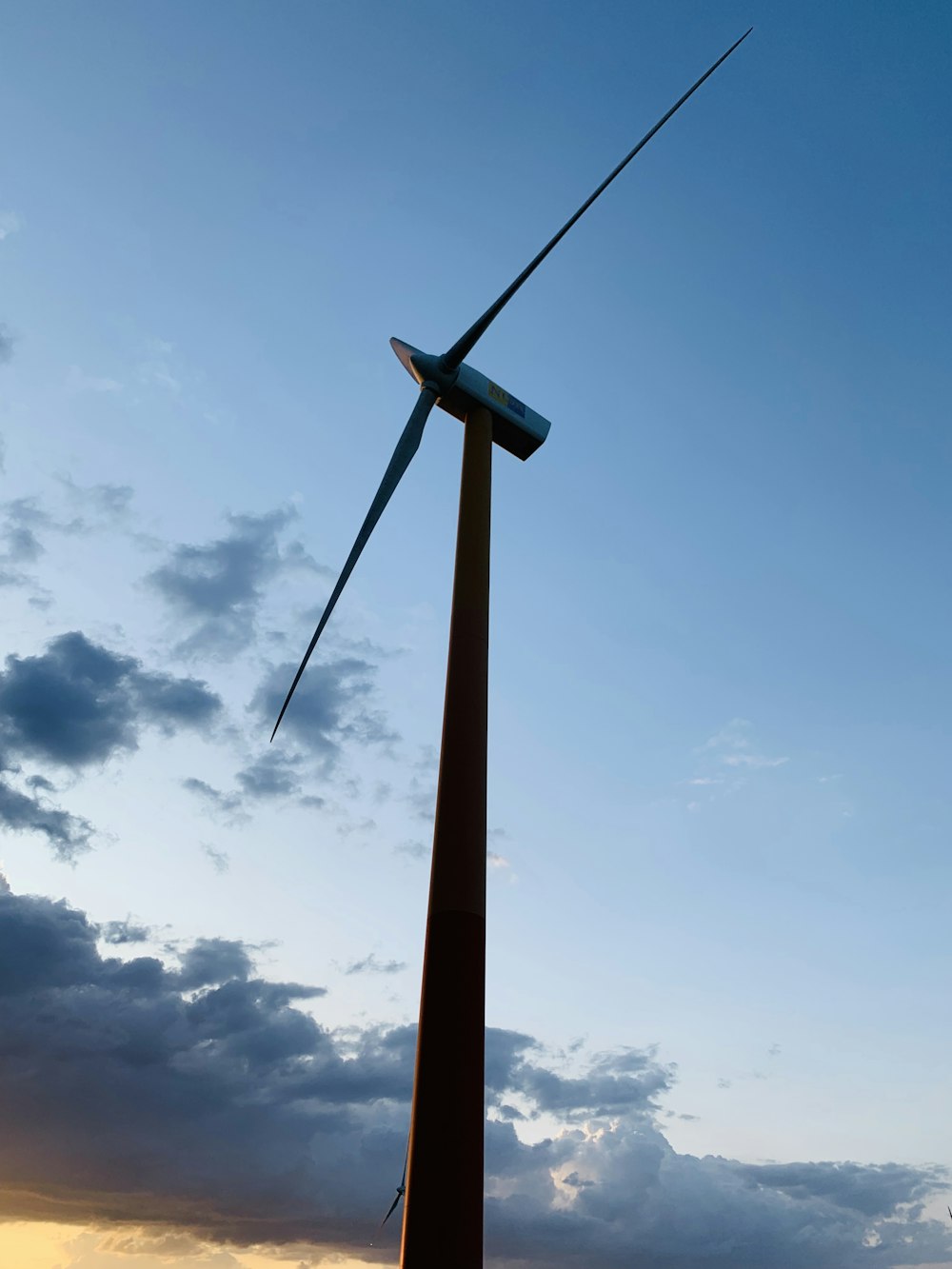 cruz de madera marrón bajo el cielo nublado durante el día