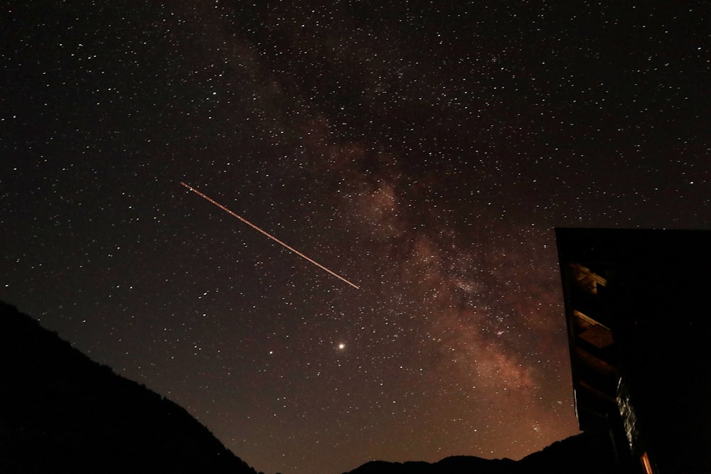 Silueta de montaña bajo la noche estrellada